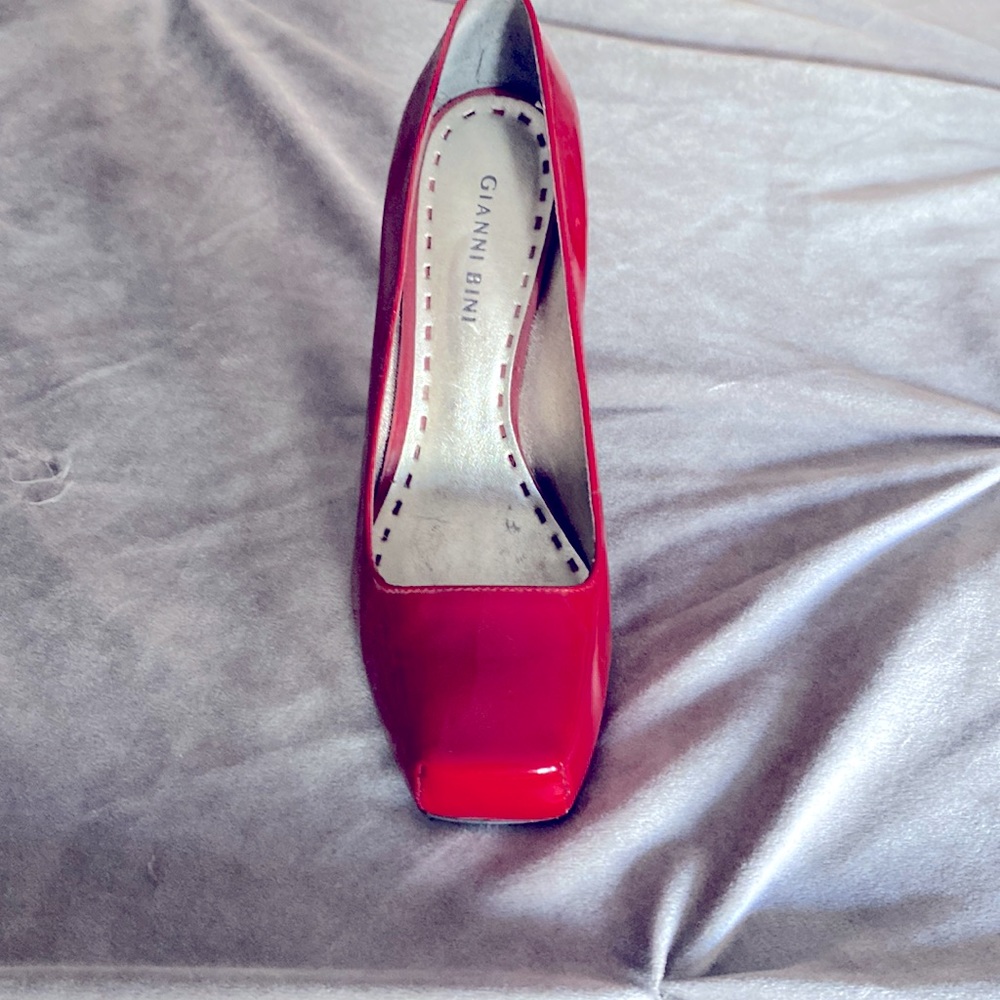 Gianni Bini size 8 paten leather 3 1/2 inch heel
